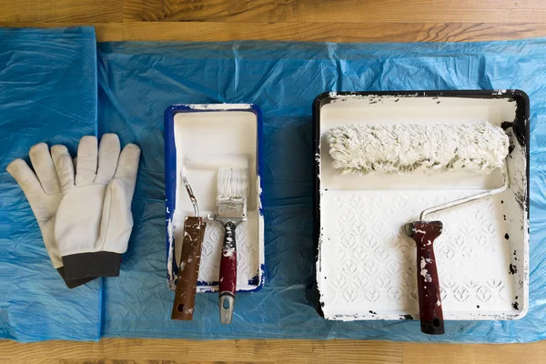 Rolki o różnych rozmiarach, Pędzel i rękawiczki do malowania wal — Zdjęcie stockowe