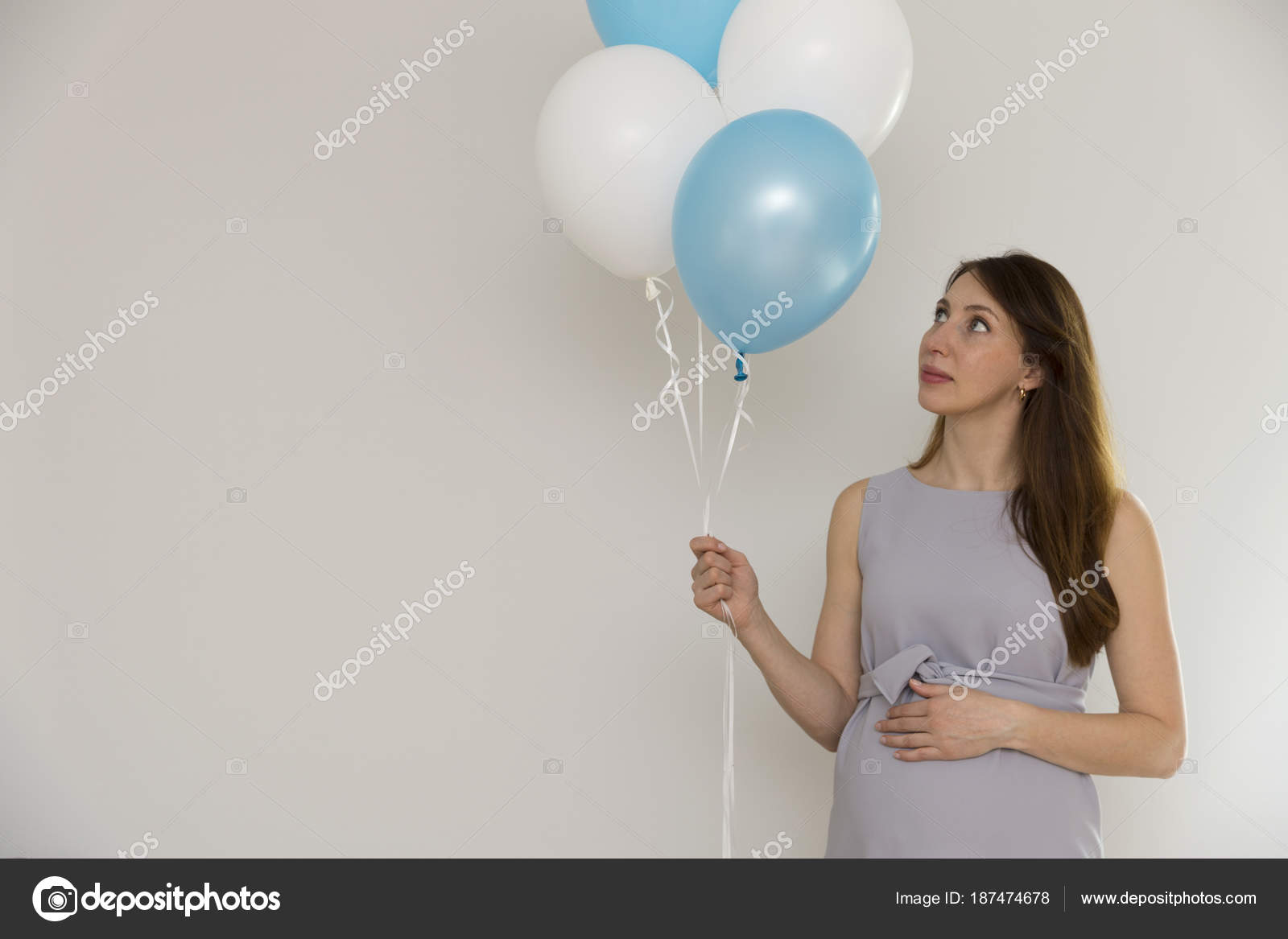 Беременная на вечернике. Беременная женщина с ребенком. Беременная фотосессия. Бэби шауэр фотосессия. Стильный образ для беременных на новый год.