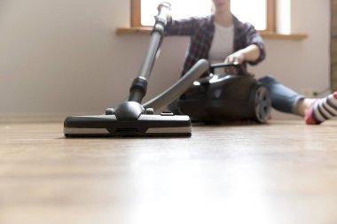 Kişi, ev işleri ve temizlik kavramı - va ile mutlu kadın