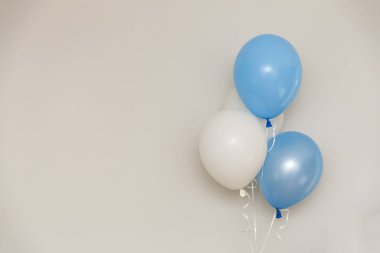Mavi ve beyaz balonlar ışık üzerinde duvar arka plan gri. Cinsiyet yeniden