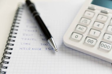 El ev bütçe hesap makinesi ile yazma