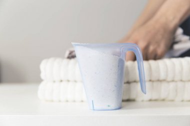 Katlanmış tpwels ve yıkama toz deterjan yığını. Çamaşırhane ve