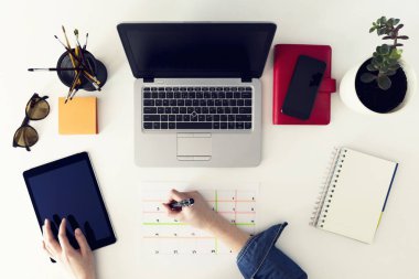 Takvim planlayıcısı gündem kavramı zamanlayın. Onun o çalışan kadın