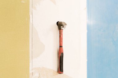 Bir duvar bir çekiç ile isabet Oluşturucu'yu. Ev yenileme kavramı. Yeni yapmak için ara duvar