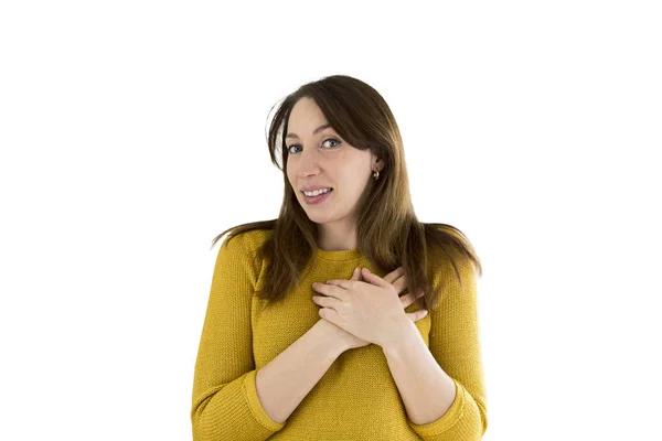 Mujer casual joven y feliz sosteniendo sus manos por su corazón con un rostro emocional natural disfrutando. Concepto de amor — Foto de Stock