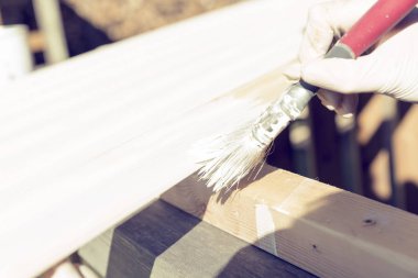 Ahşap bir Tiriz ve açık havada boyama işlemi. Ev yenileme 