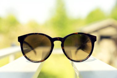 Beyaz ahşap Bank, arka planda üzerinde güneş gözlüğü. Yaz ve moda