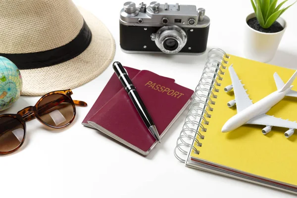 带有护照防晒霜和c的办公室旅行规划概念 — 图库照片