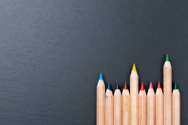 Kara tahta arkaplanındaki renkli kalemler, boşluğu kopyala