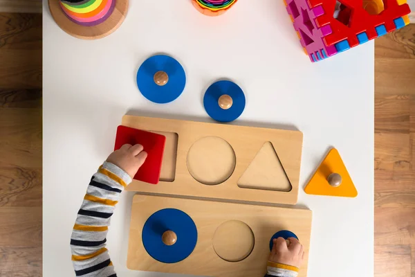 Kind werkt met Montessori materiaal voor fijne motoriek, sens — Stockfoto