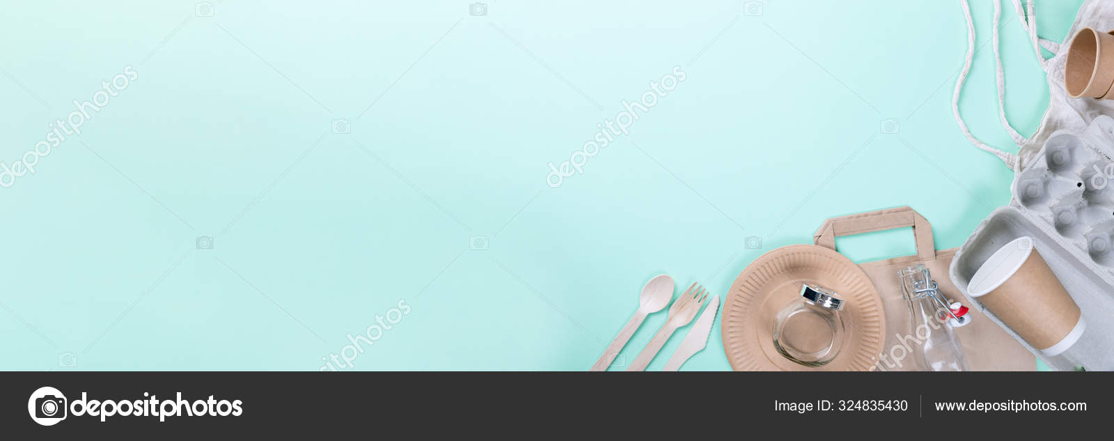 Vista superior de la mano de la mujer sosteniendo una cassette rosa en