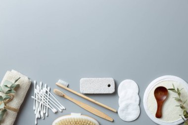 Gri arka planda ekolojik güzellik ürünleri. Bambu da var.