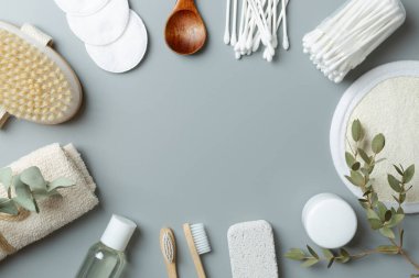 Gri arka planda ekolojik güzellik ürünleri. Bambu da var.