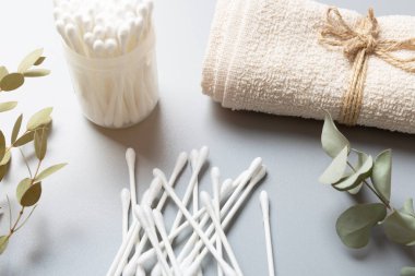 Gri arka planda ekolojik güzellik ürünleri. Bambu da var.