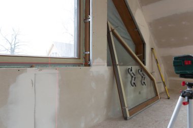 Yeni yalıtılmış ve kuru duvarda PVC pencere kurulumu