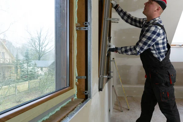 Handwerker, Bauarbeiter beim Einbau von PVC-Fenstern in eine neue Halbinsel — Stockfoto