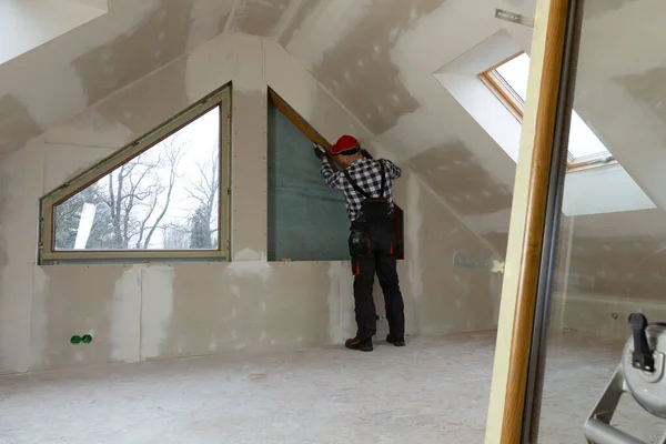 Хендмен, будівельник встановлює вікно з ПВХ у новій інсулі — стокове фото