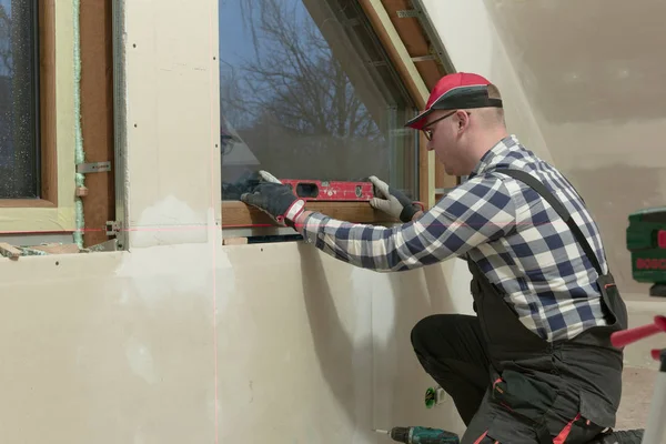 Handwerker, Bauarbeiter beim Einbau von PVC-Fenstern in eine neue Halbinsel — Stockfoto