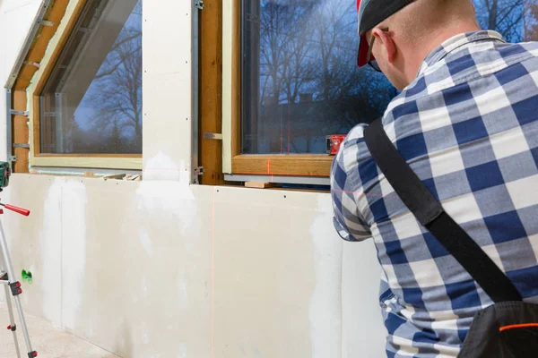 Handyman, constructor instalando ventana de PVC en una nueva ínsula — Foto de Stock