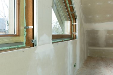 Tamirci, inşaatçı yeni bir insula 'ya PVC penceresi kuruyor