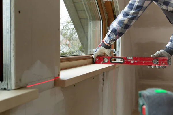 Mejoras para el hogar manitas instalar alféizar ventana en nueva construcción en — Foto de Stock