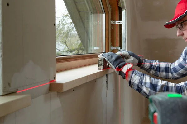 Mejoras para el hogar manitas instalar alféizar ventana en nueva construcción en — Foto de Stock