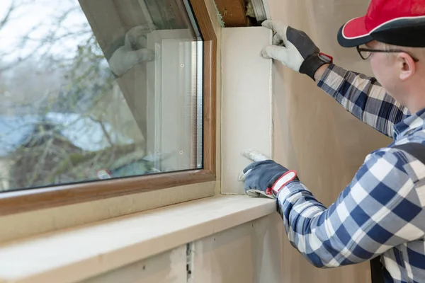 Manitas de mejoras para el hogar instalando ventana en ático de nueva construcción b — Foto de Stock