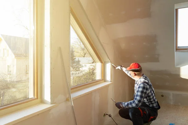 Home improvement handyman filling drywall with filler in new bui — 스톡 사진