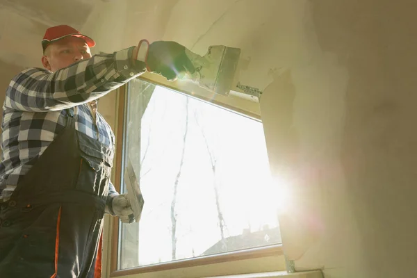 Home improvement handyman filling drywall with filler in new bui — Stock Photo, Image