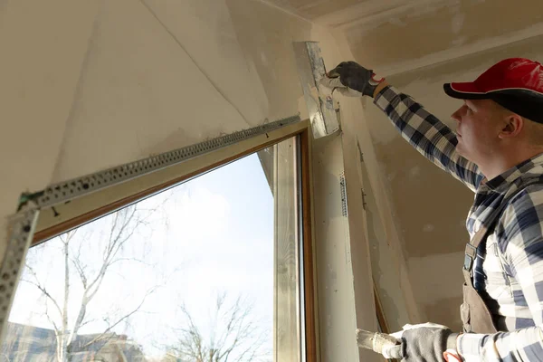 Home improvement handyman filling drywall with filler in new bui — 스톡 사진