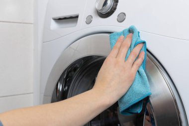 Beyaz çamaşır makinesini temizleme ve yükleme