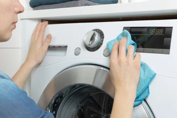 Reiniging en laden van witte wasmachine — Stockfoto