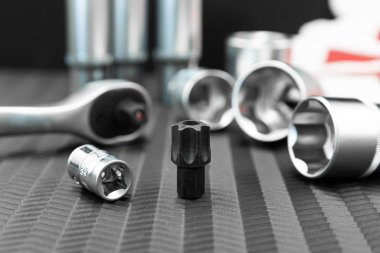 Araba tamir araçları, siyah doku arka planında ingiliz anahtarı aracı