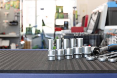 Araba tamir araçları, siyah doku arka planında ingiliz anahtarı aracı