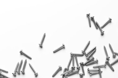 Beyaz arka planda paslanmaz çelik tahta vidalar