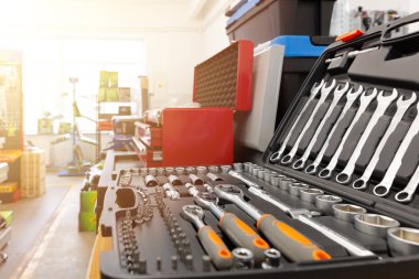 Araba tamir araçları, mavi arkaplanda anahtar takımı