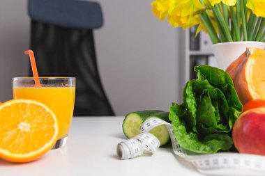 Sebze diyeti beslenme ve ilaç konsepti. Beslenme uzmanı sağlıklı sebze diyeti sunuyor. Doğal bir ışıkta