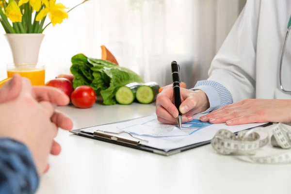 Plantaardige Voeding Medicatie Concept Voedingsdeskundige Biedt Gezonde Groenten Dieet Een — Stockfoto