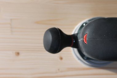 Marangozluk. Ahşap zımparalama. Orbital zımpara makinesi ahşap işçiliği için. Doğal bir ışıkta