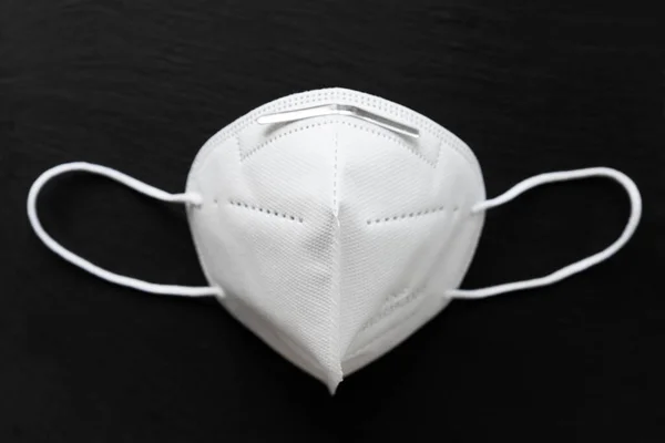 Maska Medyczna Ochrony Przed Wirusami Czarnym Teksturowanym Tle — Zdjęcie stockowe
