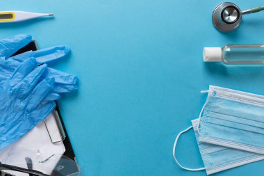 Doktor ve hemşire koruma kiti. Yapıştırıcı arka planı, üst görünüm.