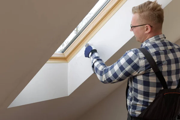 Concepto Mejora Del Hogar Manitas Pintando Una Pared Con Una —  Fotos de Stock