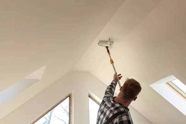 Heimwerkerkonzept Handwerker Streichen Eine Wand Mit Weißer Farbe Der Nähe — Stockfoto