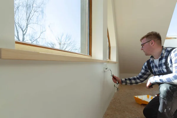 Home Improvement Concept Handyman Painting Wall White Paint Roof Window — Stock Photo, Image