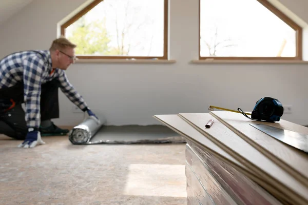 Trabajador Construcción Instalando Piso Laminado Ático Renovado Concepto Mejora — Foto de Stock