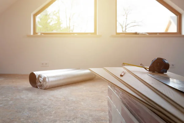 Construction Worker Installing Laminate Floor New Renovated Attic Home Improvement — Stock Photo, Image