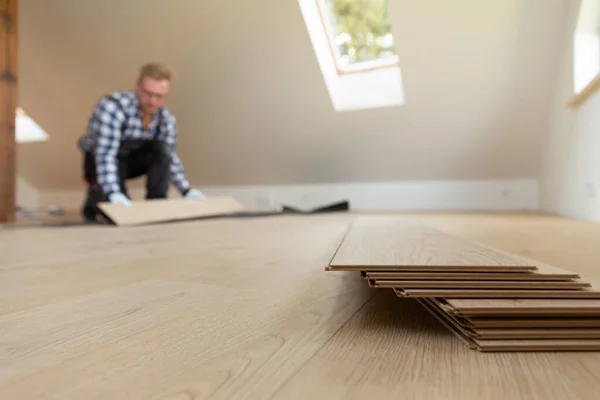 Trabajador Construcción Instalando Piso Laminado Ático Renovado Concepto Mejora —  Fotos de Stock