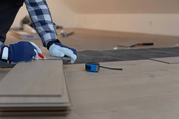 Trabajador Construcción Instalando Piso Laminado Ático Renovado Concepto Mejora — Foto de Stock