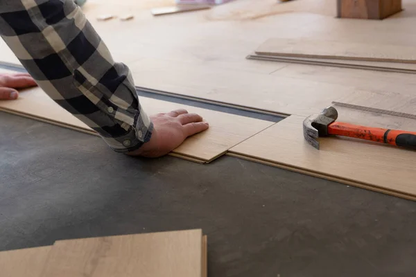 Bauarbeiter Verlegen Laminatboden Einem Neu Sanierten Dachgeschoss Heimwerker Konzept — Stockfoto