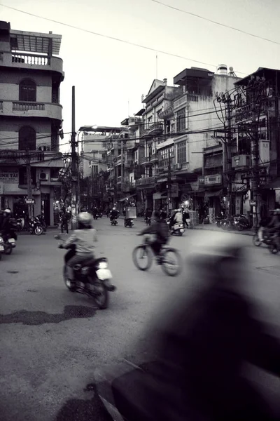 ベトナムの街の通りの混沌とした自転車道路のスペース. — ストック写真